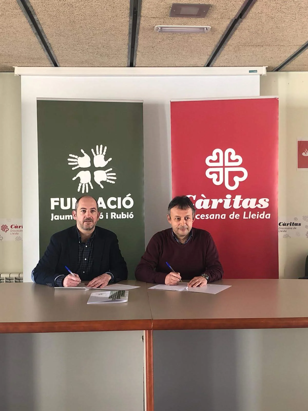 Signatura del conveni entre la Fundació Jaume Rubió i Rubió i Amiga ETT Social SL