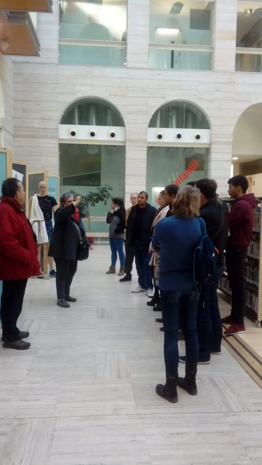 VISITA ALUMNES CLASSE CATALÀ DE LA FUNDACIÓ APIP-ACAM