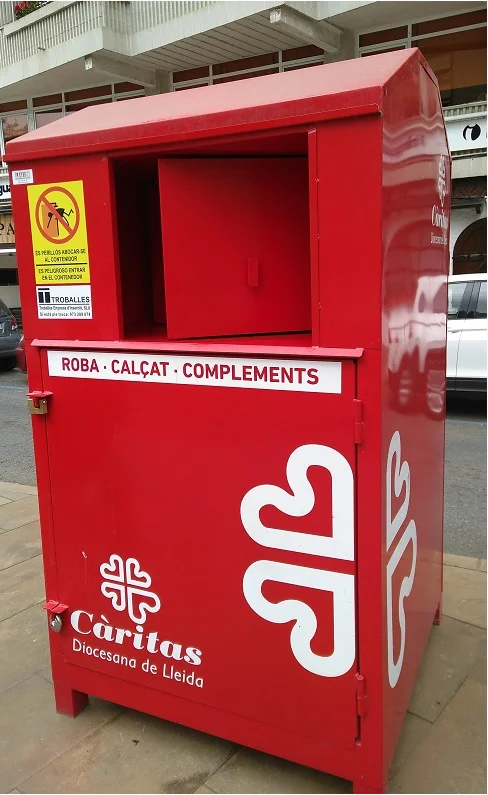 Contenidor de Moda R en la parròquia del Pilar.