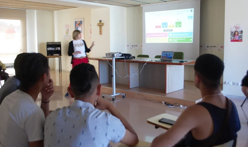 Menors no acompanyats visiten Càritas Diocesana de Lleida.
