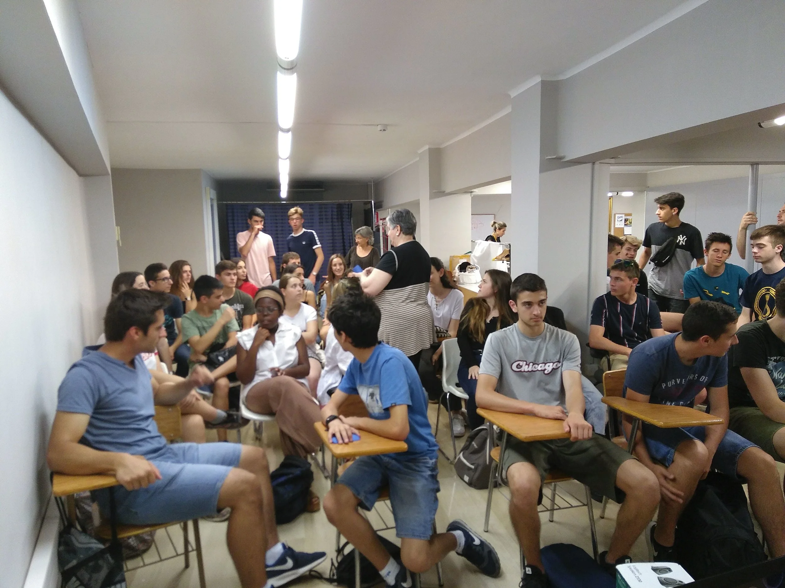 Els alumnes de primer de Batxillerat de Maristes visiten la botiga de Comerç Just