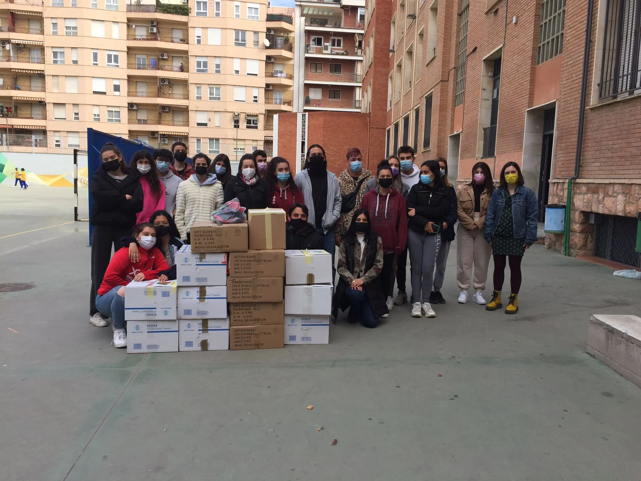 El col·legi Episcopal fa una donació de material per a temporers