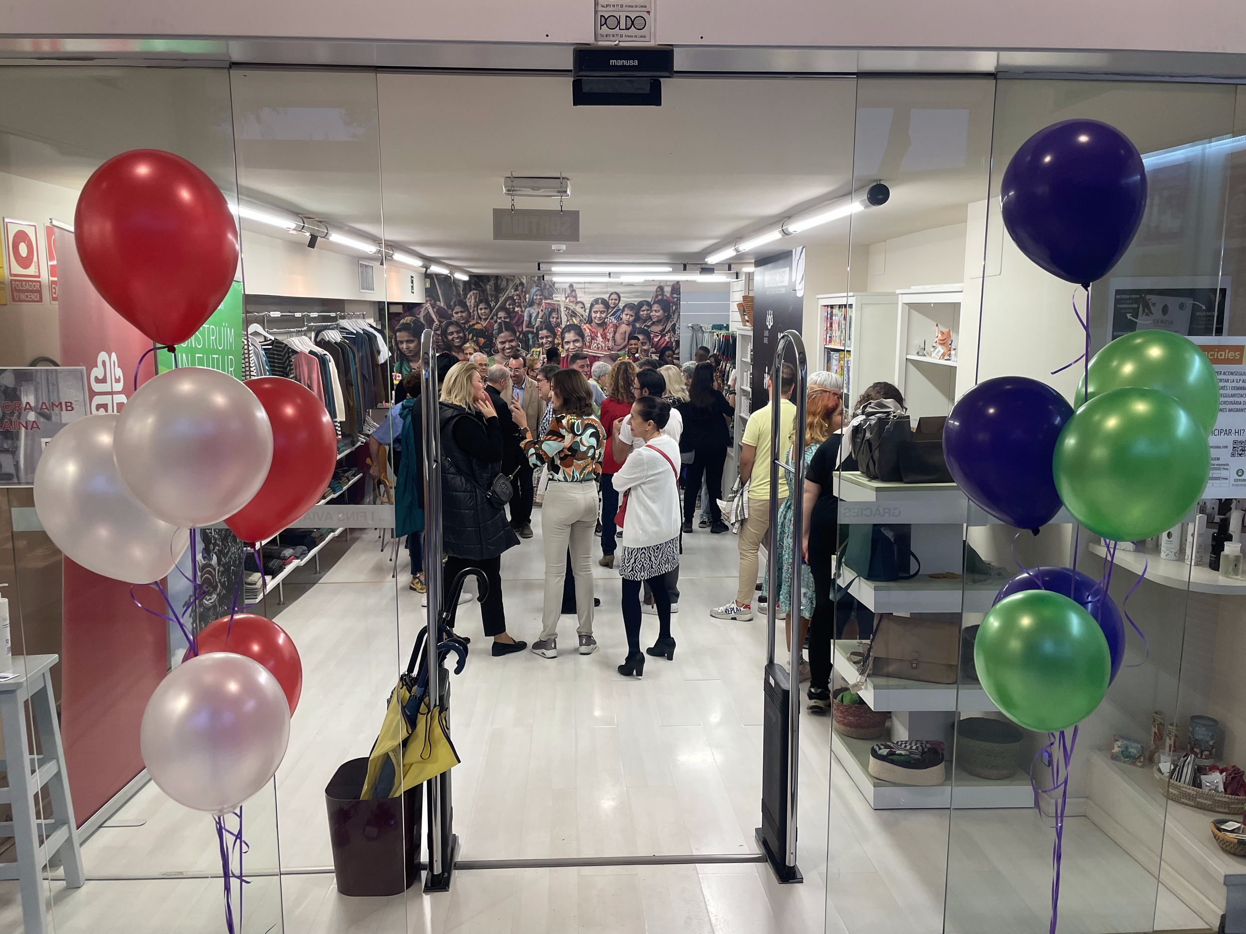 Gran afluència de públic a la celebració del 2n aniversari de la botiga de Comerç Just