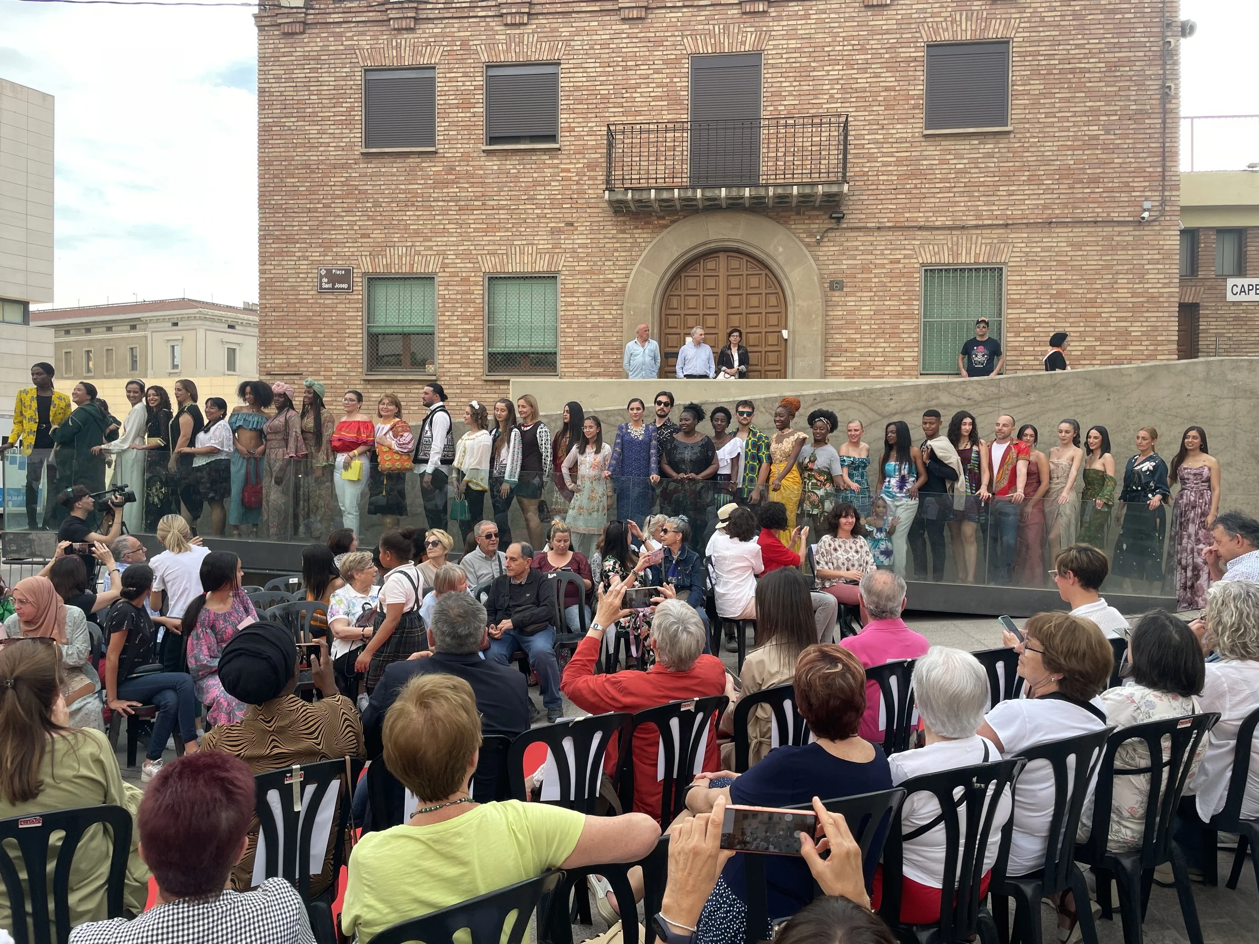 La desfilada ‘Robes del món’ mostra la diversitat cultural a través dels teixits