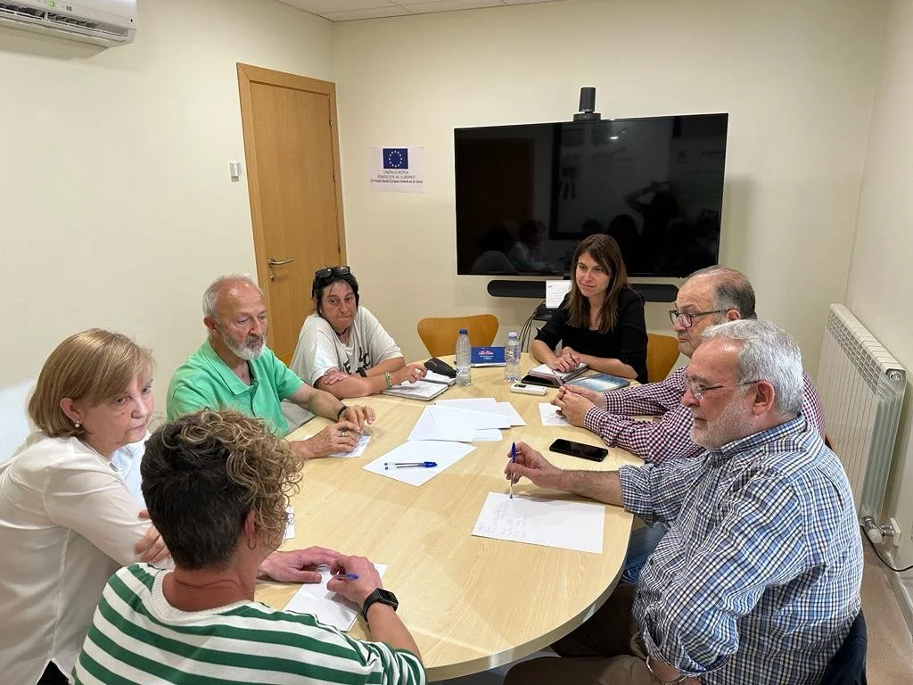 Trobada entre el voluntariat del programa d'Acollida Laboral, personal tècnic i el responsable de programa