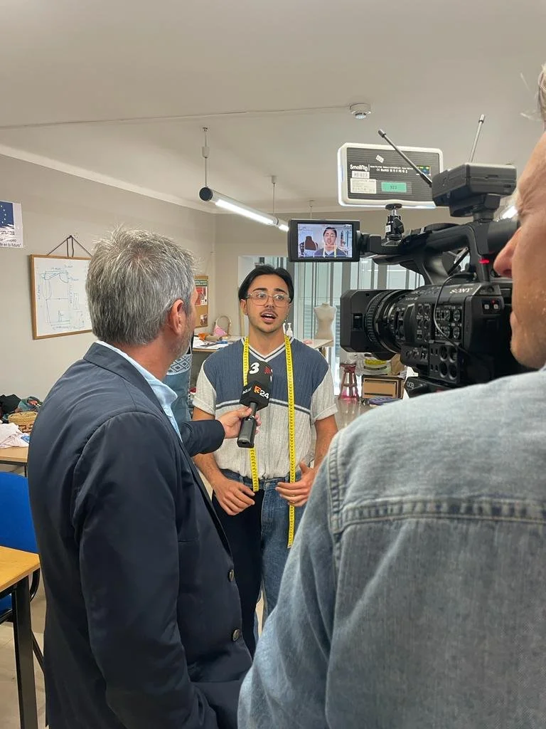 TV3 visita el Curs de costura i patronatge