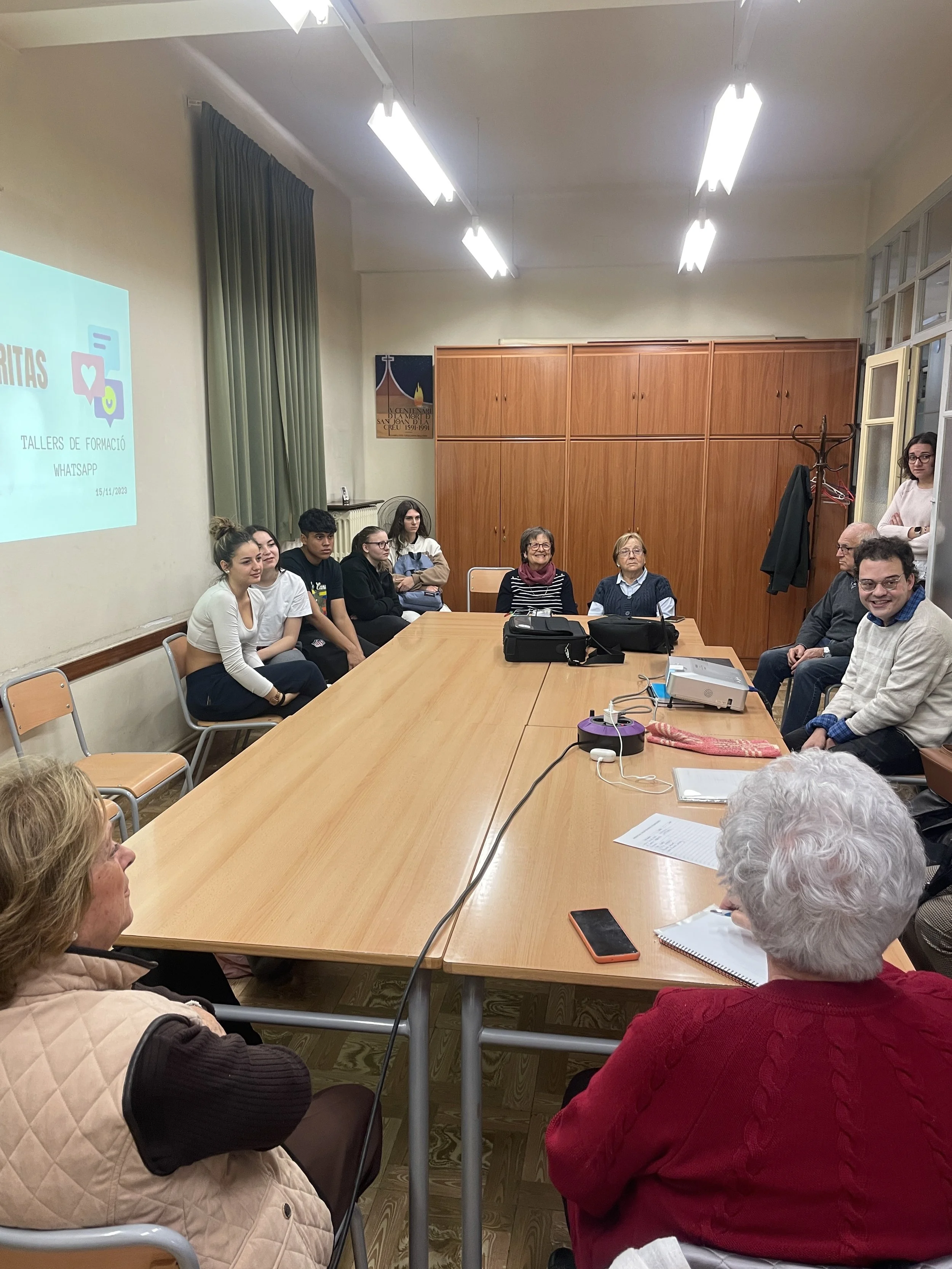 Joves acompanyen a la gent gran en l’ús de les noves tecnologies