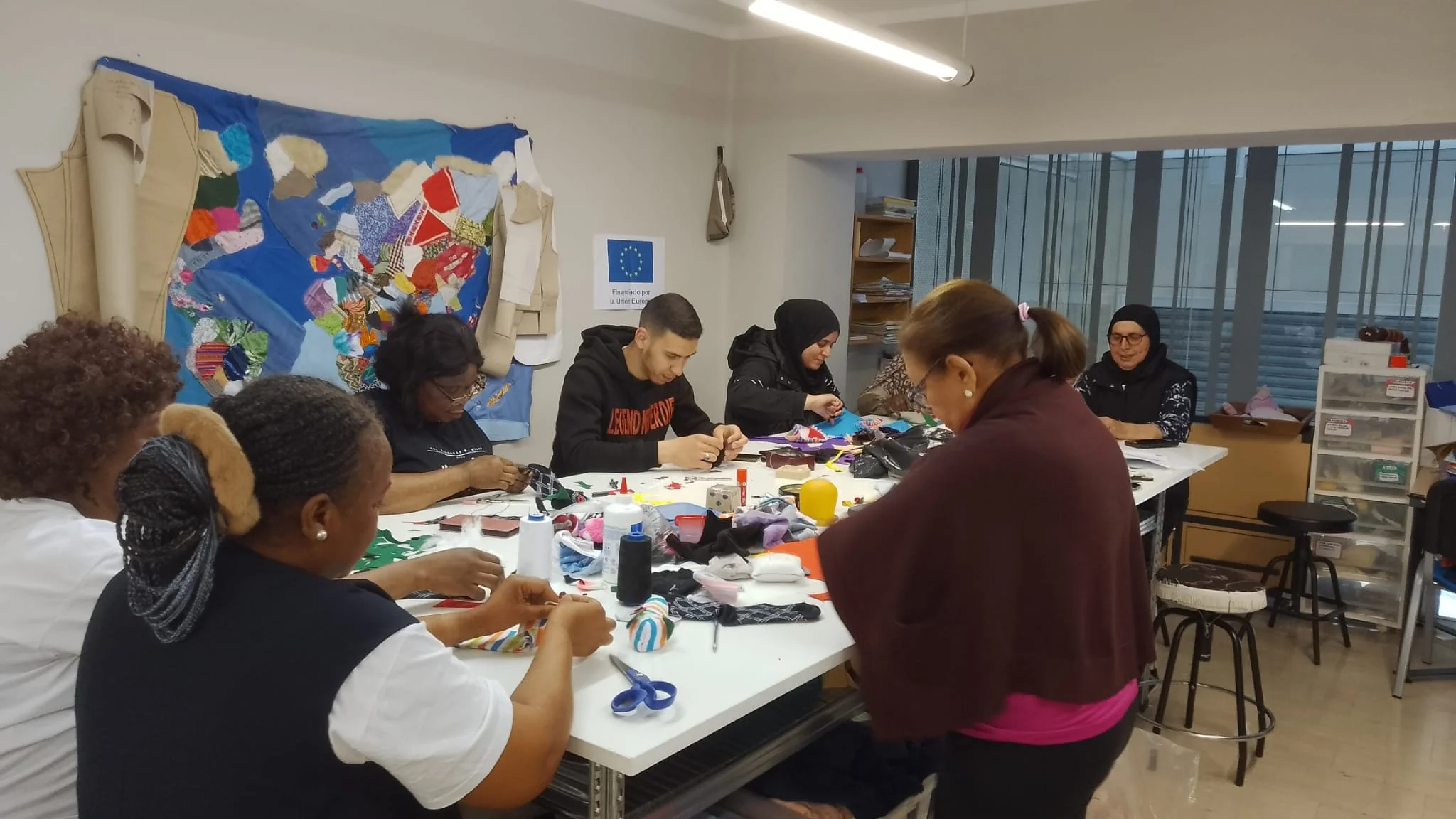 El Programa Laboral organitza un taller de costura que fusiona competències transversals i cultura popular