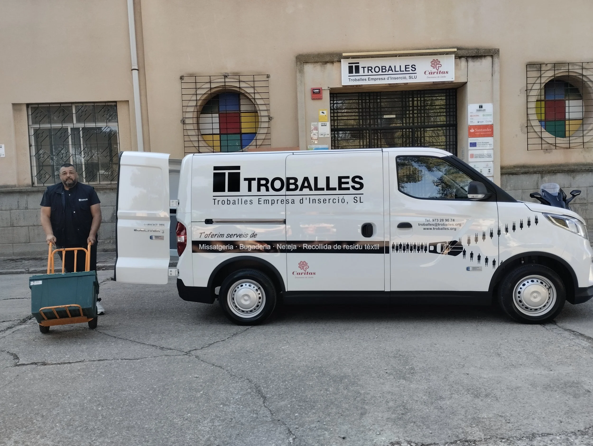 Troballes estrena una furgoneta elèctrica