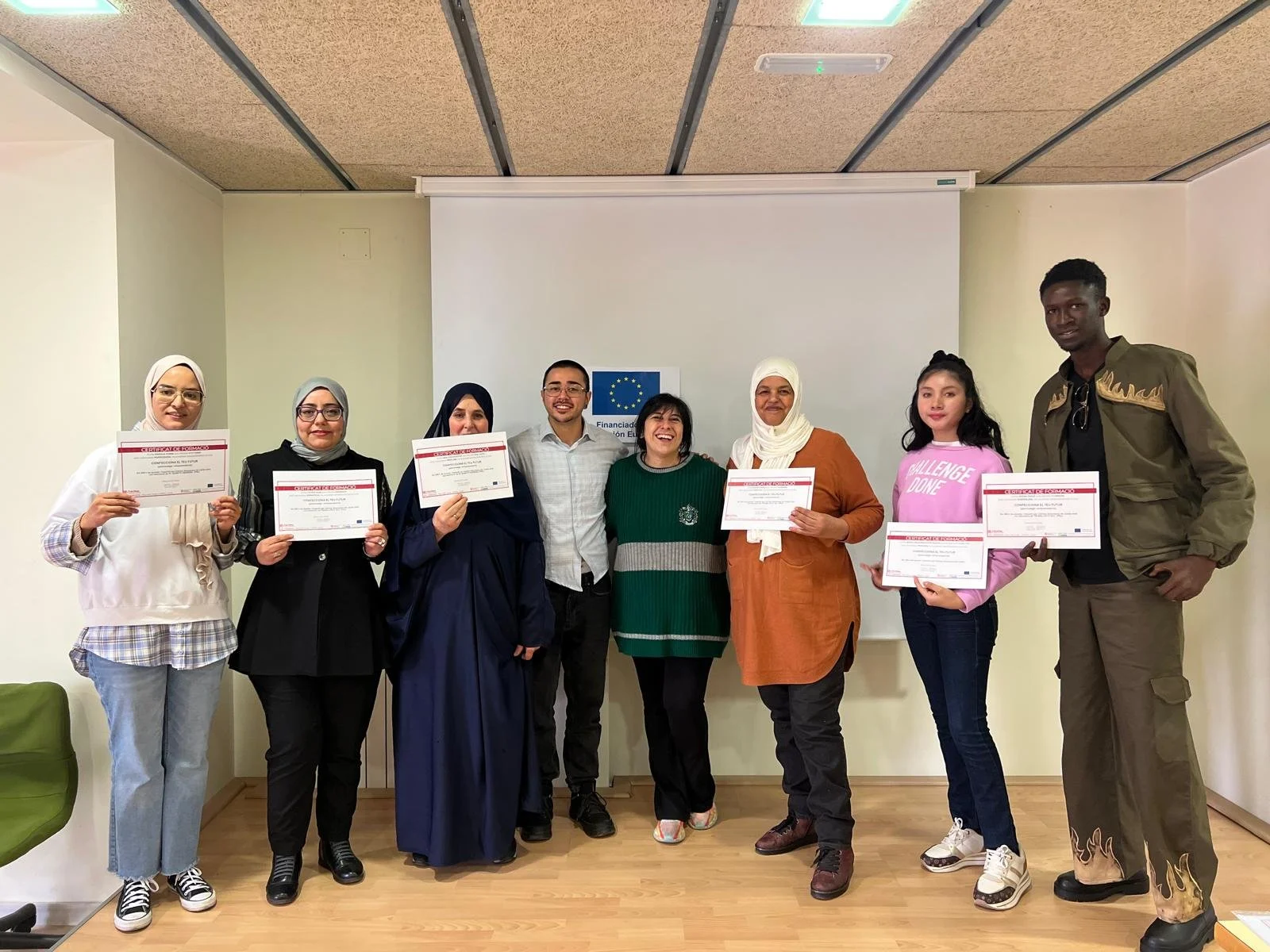 Finalitzen amb èxit els cursos de català, castellà i confecció