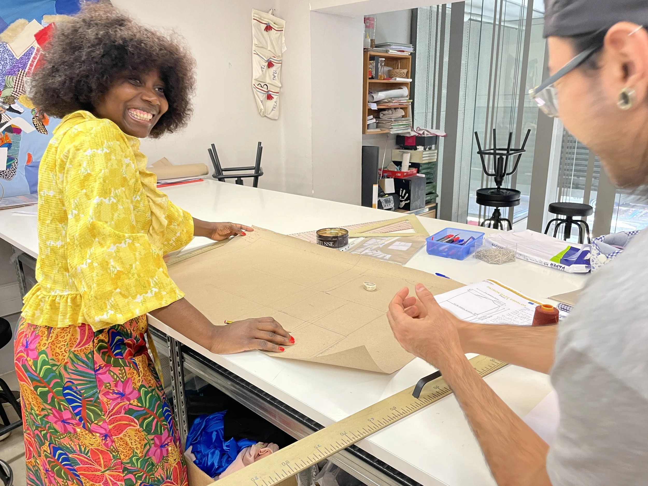 El curs de patronatge avança amb entusiasme entre les persones participants