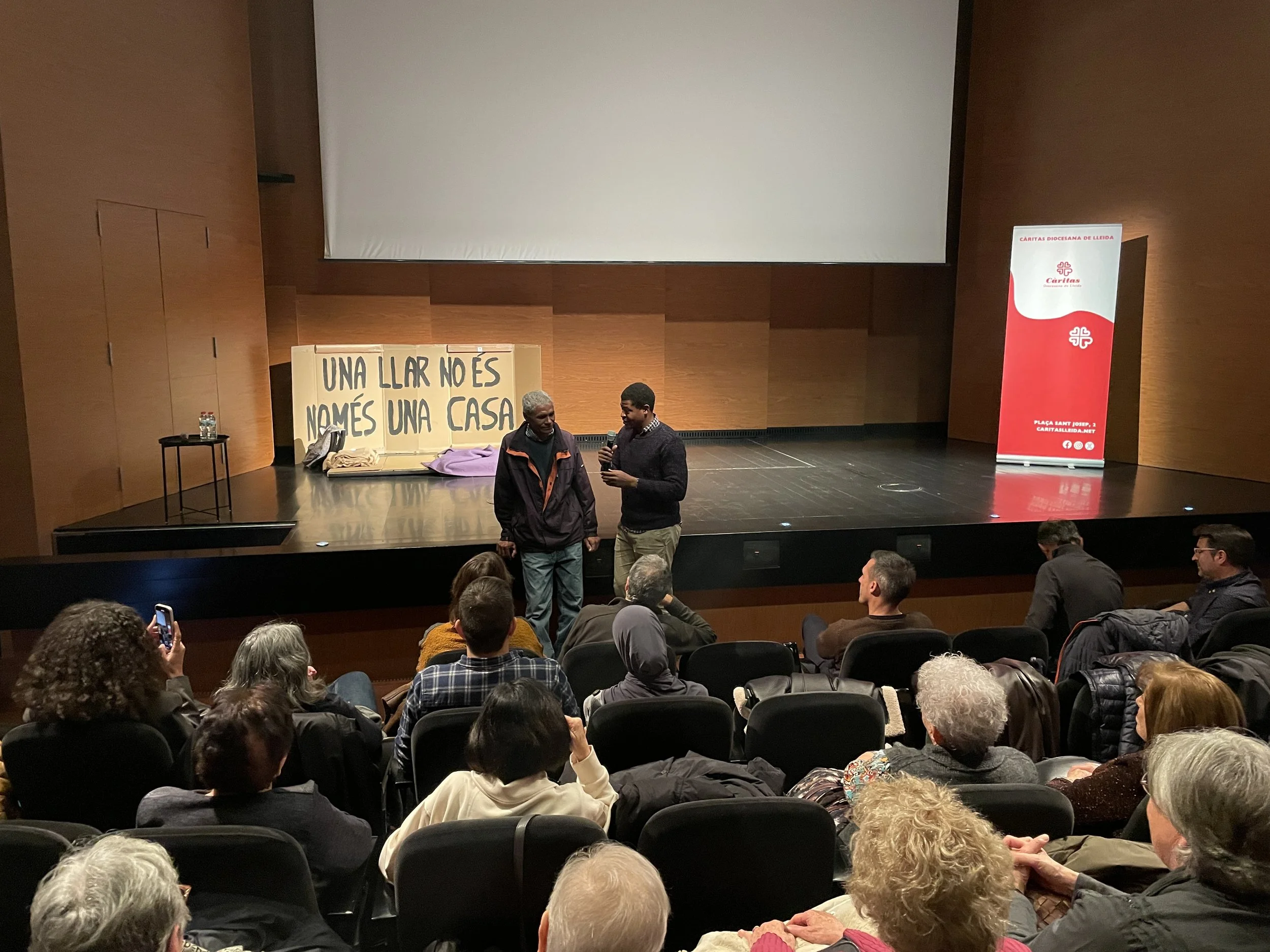 Estrenem el documental “13 veus. Una realitat: el Sensellarimse” davant de més de 150 persones