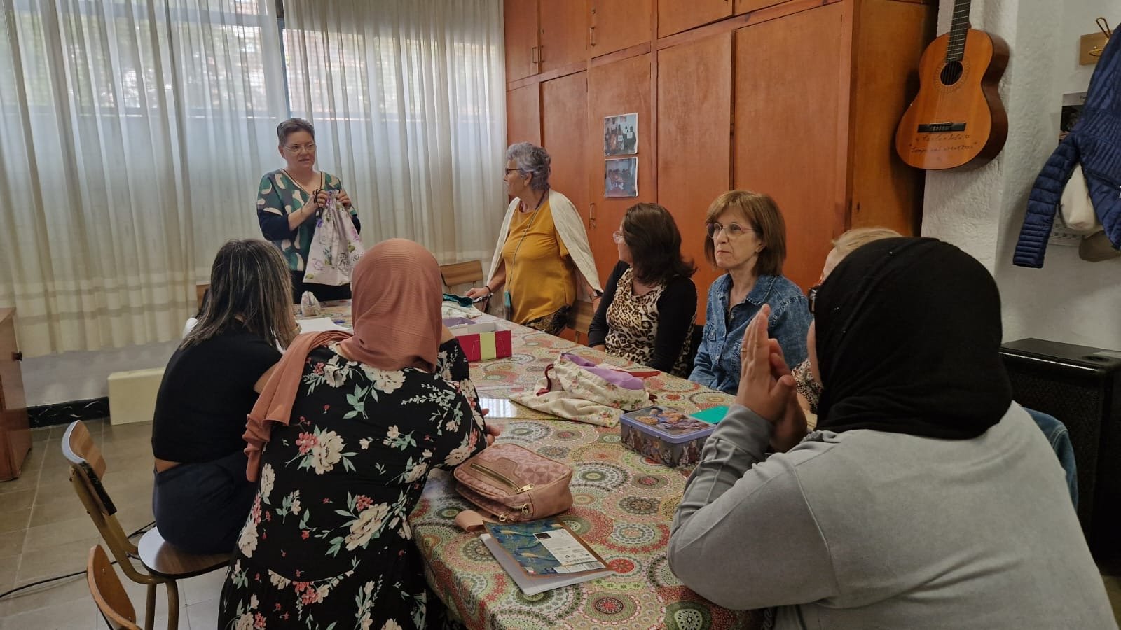 Un taller que cus vincles i dignitat a Càritas Parroquial Sant Pau