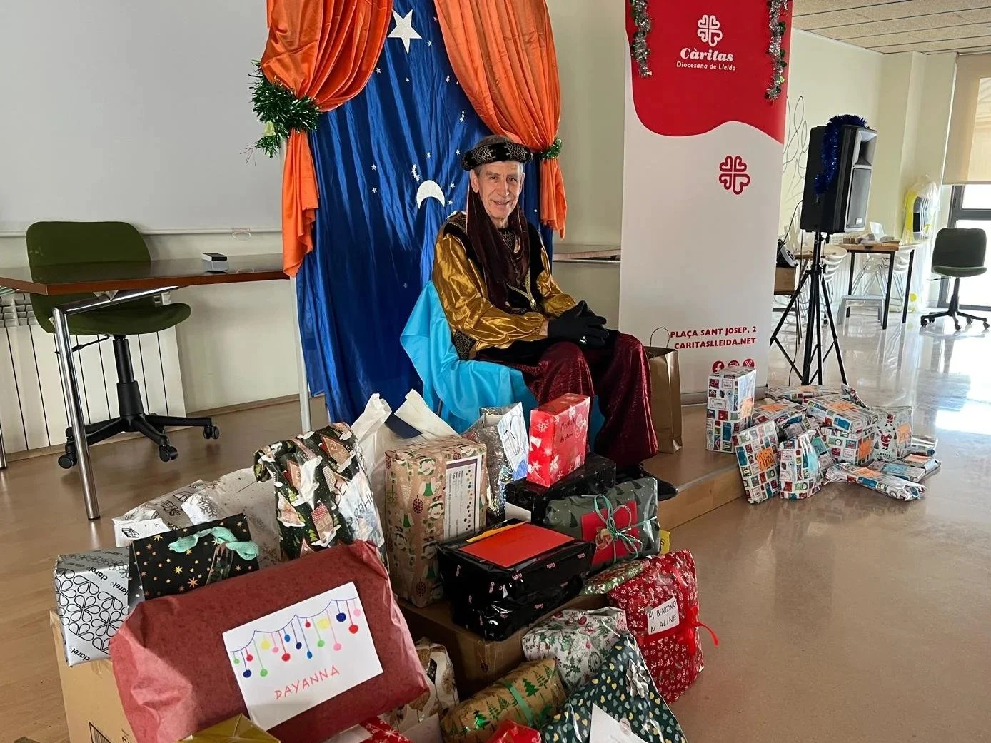 El patge reial porta màgia i regals a les famílies del Programa d’Habitatges