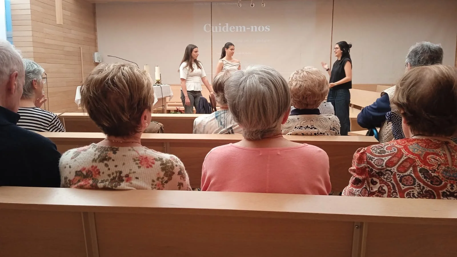 Joves voluntàries s’estrenen amb un taller sobre salut i comunitat per a la gent gran a Santa Teresina