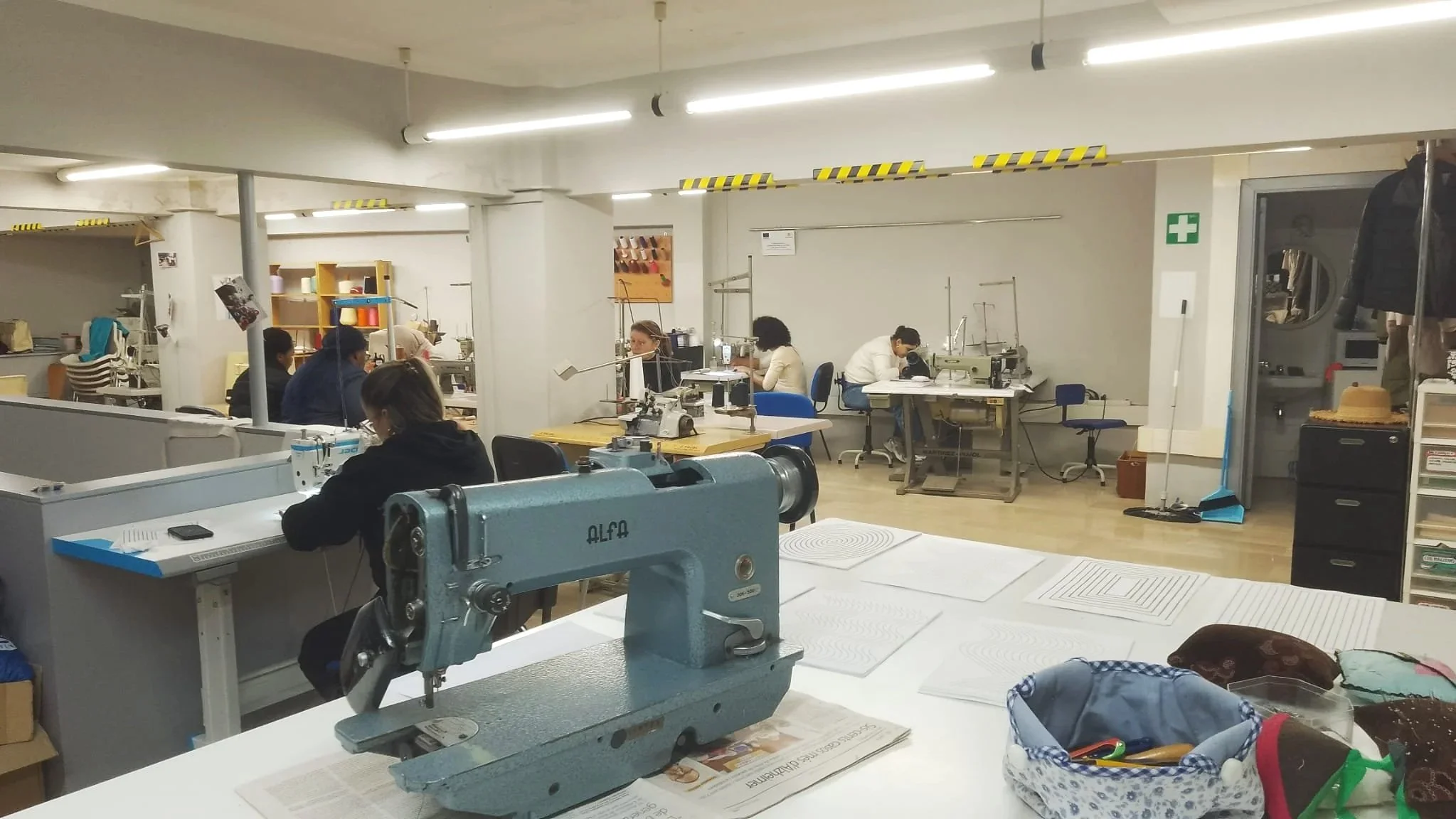Vuit persones finalitzen el curs de costura reforçant competències per a la seva inserció laboral