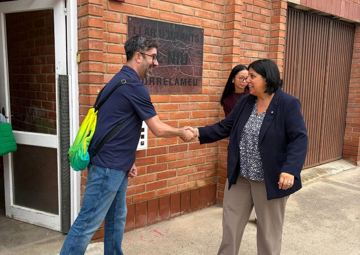 Núria Gil visita el dispositiu de Càritas a Torrelameu, que ha atès una quarantena de persones enguany