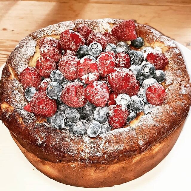 Sunday lunch consisted of a paella cooked over an open fire in the garden with yummy salads and then followed by this delicious medieval baked cheesecake, this recipe was first served to King Richard II in the 14th century, it was so good. @tastinghi
