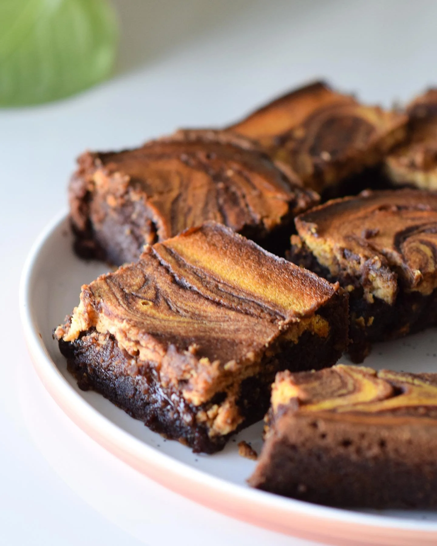 Digging into my cozy fall recipe files for these Pumpkin Cheesecake swirl brownies🎃🍂

Semi sweet, perfect for fall
High protein
Super fudgey

Ingredients: ⬇️
▫️3/4 all purpose flour
▫️1/4 cup cocoa powder
▫️3/4 cup melted butter
▫️1 tsp salt
▫️1 ts