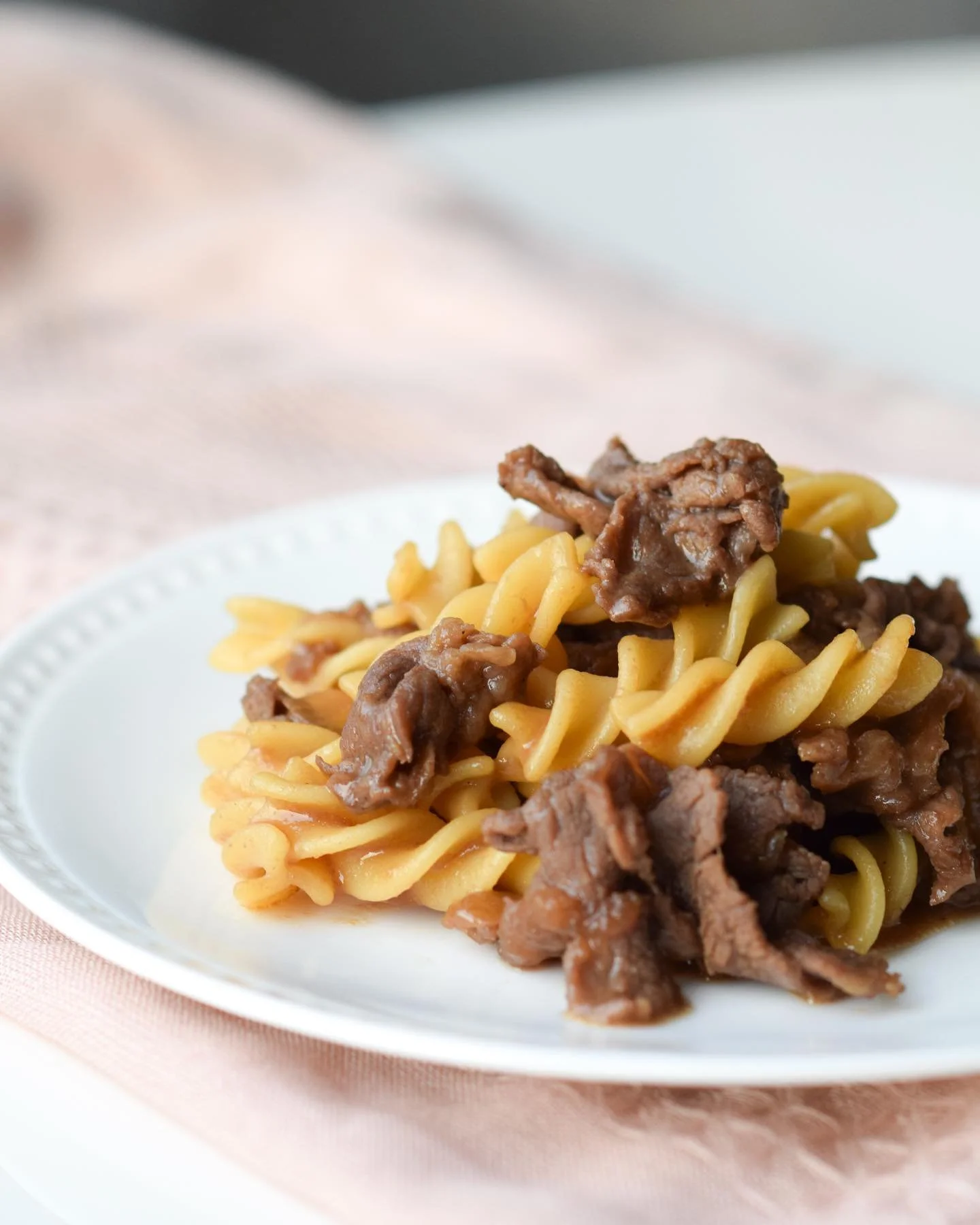 Here are 4️⃣ ways to eat CARBS you actually enjoy and still lose/maintain weight 👏🏼

▫️Drink 8 oz of water with 1 tbsp of apple cider vinegar before eating

▫️ONLY eat when you are in a calm, relaxed state, sitting down.

▫️Chew very slowly &amp; t