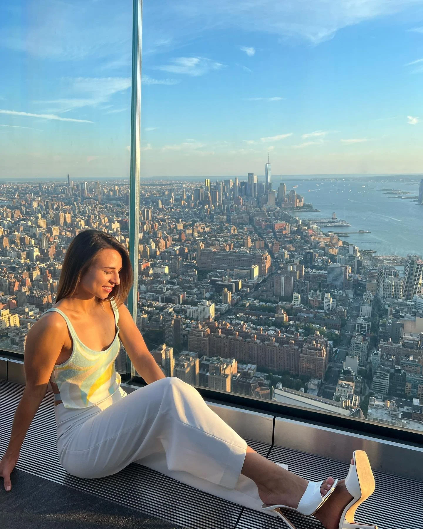 Still can&rsquo;t get over this magical view💫✨happy Monday and let&rsquo;s welcome in a new week of things that make you feel GOOD to be alive💗
 

#enjoylife #happylife #healthyliving #healthygirls #healthyminds #healthymindset 
#theedge #theedgeny