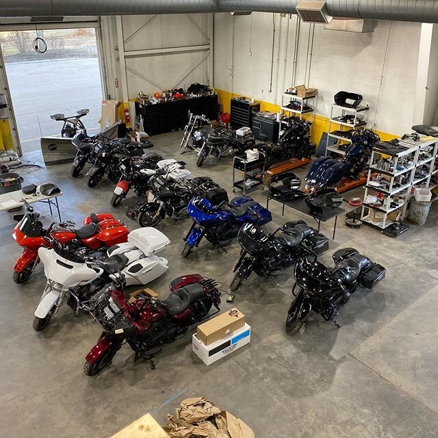 Tis the season! Sure was nice working with the doors open today #springscoming #harleydavidson #exeternh #seacoastnh #baggers #wintersucks #strathamnh #granitestate #tellyourfriends #audiobarn603 #audiobarn