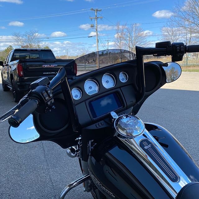 Banged out a quick set of 14&rdquo; all internal @factory_47 bars on a new Street Glide #Cronabars #streetglide #exeternh #strathamnh #seacoastnh #harleydavidson #audiobarn #performancemachine #factory47 603-775-0900