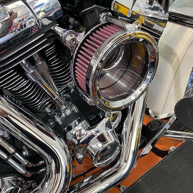 🔥🔥Every now and then I get down with the chrome @traskperformance #assaultaircleaner #audiobarn603 #audiobarn# #harleydavidson #softail