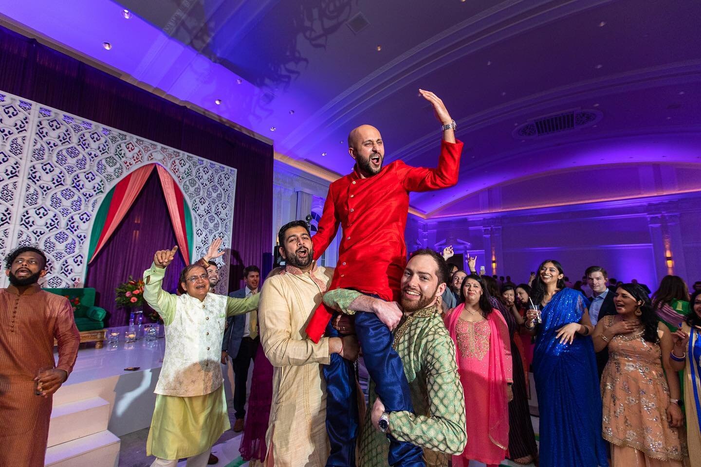 Henna &amp; Nikhil&rsquo;s super energetic &amp; colorful Sangeet night 💃🏽The last picture is what you&rsquo;re here for ➡️😂

.
.
.
📷: @nayeem_vohra 
📝: @eventricsw 
🌸: @suhaaggarden 
🎧: @sangeensingh 
🏨: @vinoywed 
👰&zwj;♀️: @henna.sonali 
