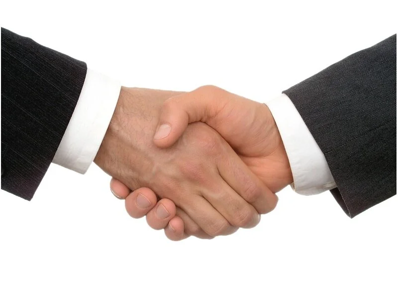 kisspng-businessperson-handshake-contract-professional-5b415609dcbe25.6743854715310085219042+%281%29.jpg