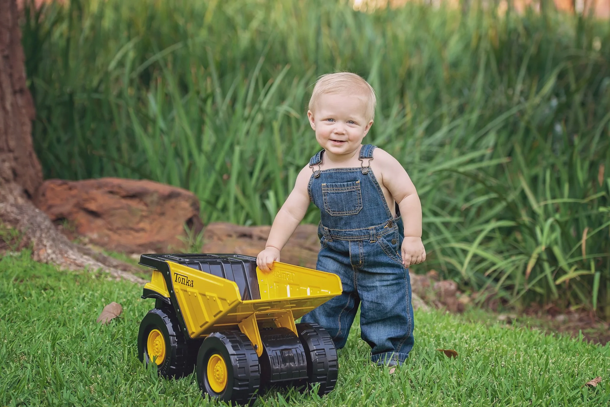 1 year photo session - tractor - boy.jpg