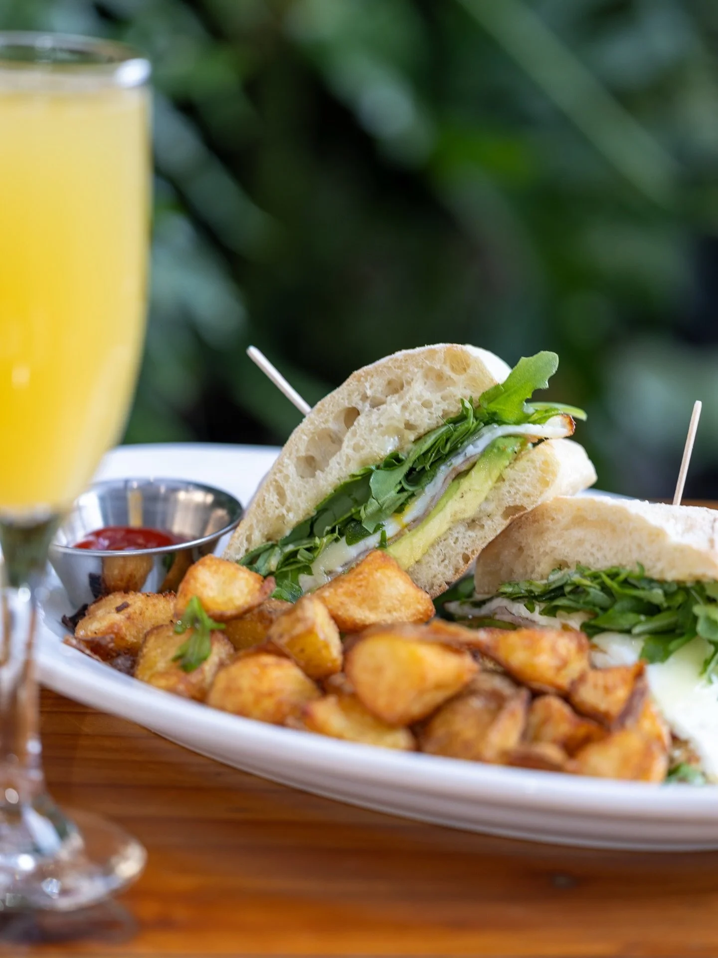 Breakfast at Caf&eacute; Bernardo, over medium eggs, Niman Ranch ham, avocado, Fiscalini cheddar, arugula, roasted chile mayo with herbed potatoes on the side 🍳