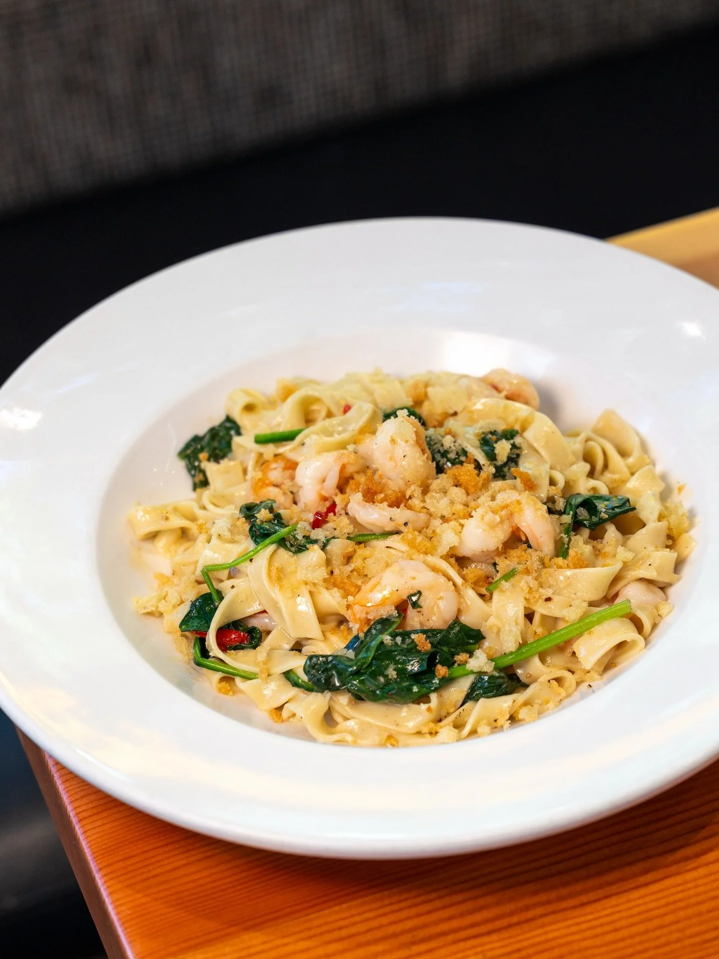 Wild Gulf Shrimp Fettuccine 🍤
spinach, garlic, fresno chile, lemon, toasted breadcrumbs
light, bright, and just enough heat