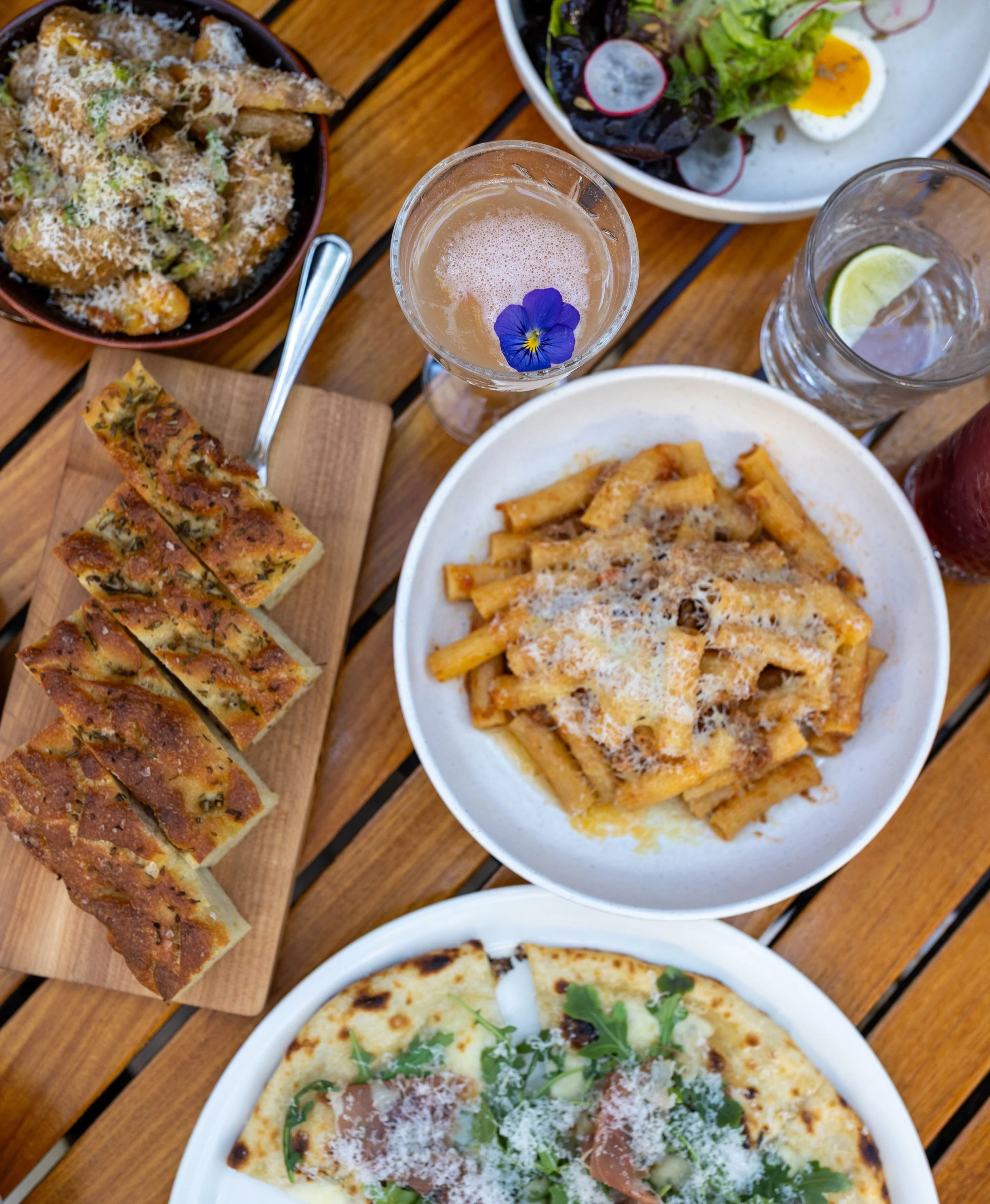 Dinner at Paragary&rsquo;s. 🍷
Wood fired pizzas, rigatoni, warm focaccia, cocktails, and a table full of favorites made for lingering a little longer.

Reservations via link in bio or call Paragary&rsquo;s Midtown.