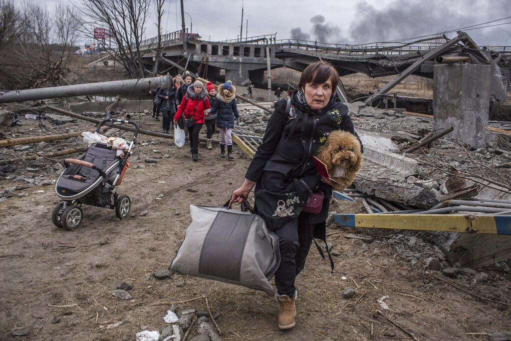 They Trudge From Russia Into Ukraine, Fleeing Life Under Occupation