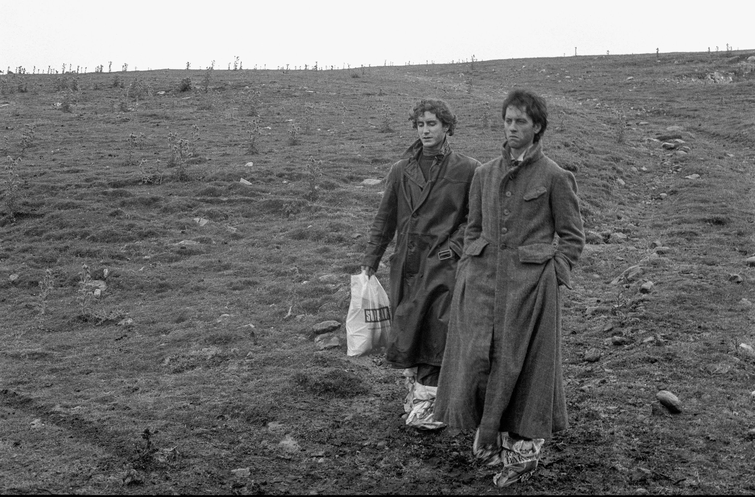 withnail-field-plastic-polythene-bags-richard-e-grant-paul-mgann-murray-close.jpg