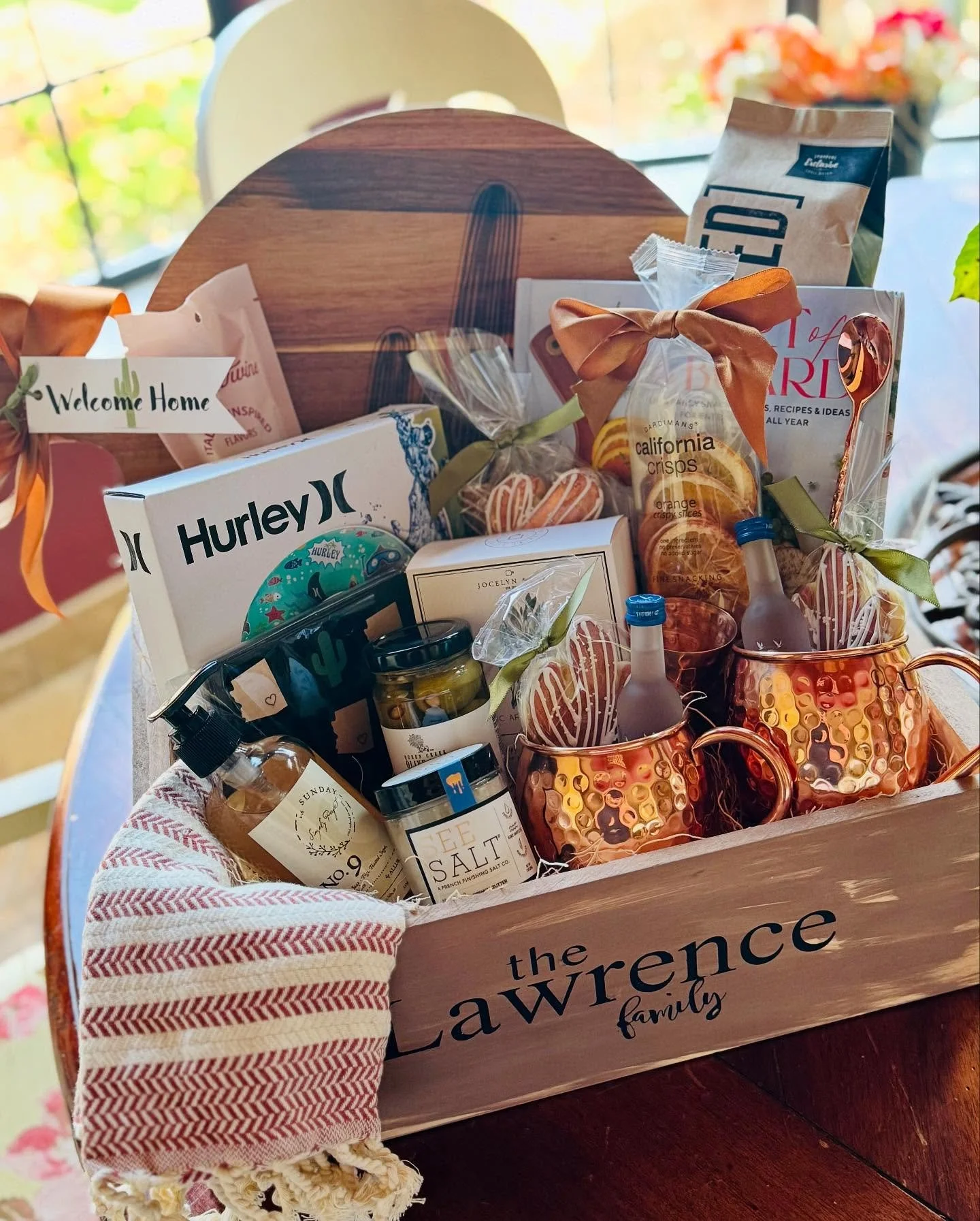 🏡💦New home starter pack: pool float, graze-worthy goodies, Moscow Mule mugs, + a saguaro board big enough for all the snacks. 🌵
.
.
.
#newhomegift #personalizedgift #custom #shopaz #charcuterie #moscowmule #giftbox #realtorgifts