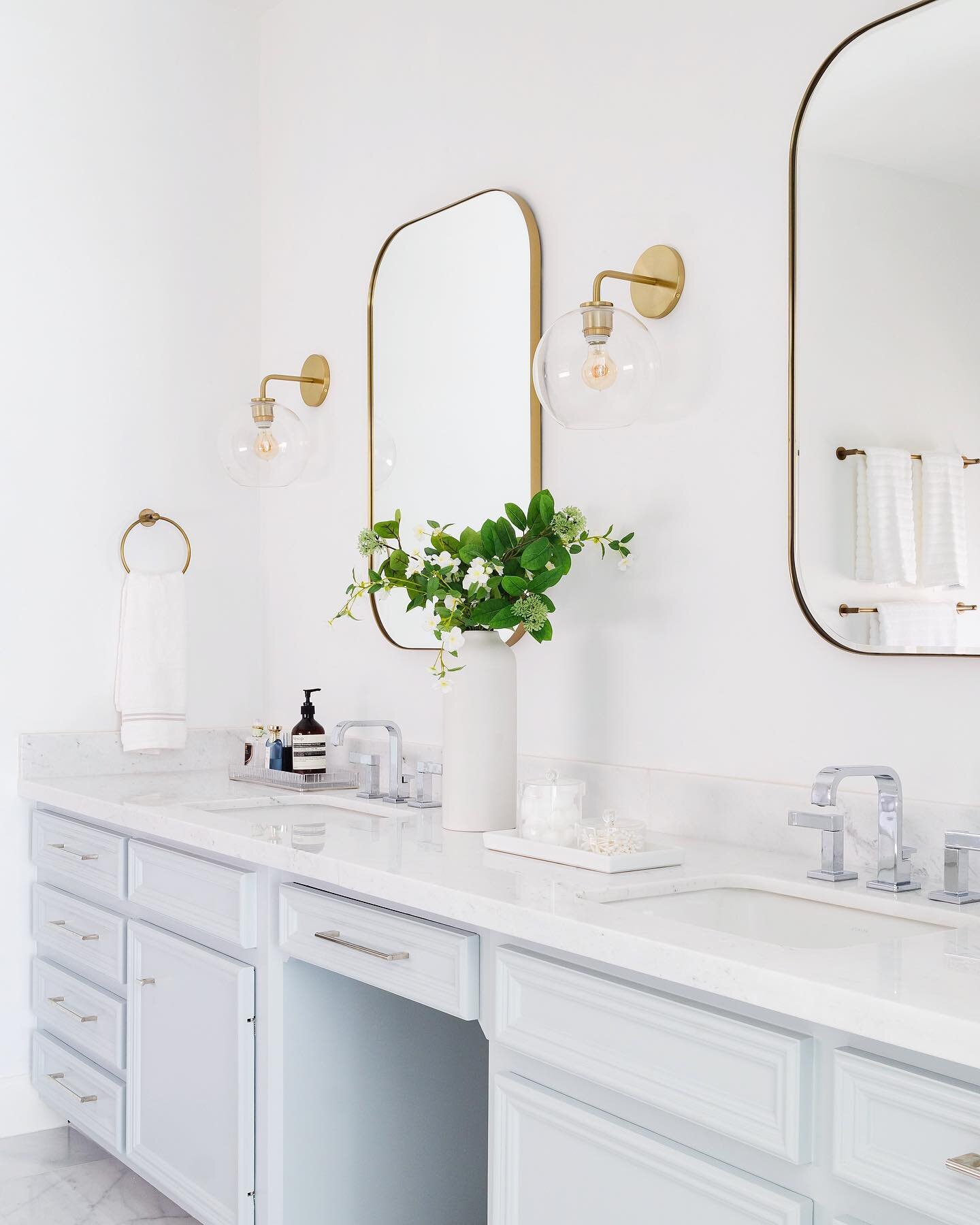 A clean &amp; serene bathroom is a necessity after a long day 🛁 Swipe for the before of this space before we gave it a little facelift 👉

#bathroomremodel #cosmetic #budgetremodel #facelift #newbathroom #primarybath #newbathroom #remodeling #design