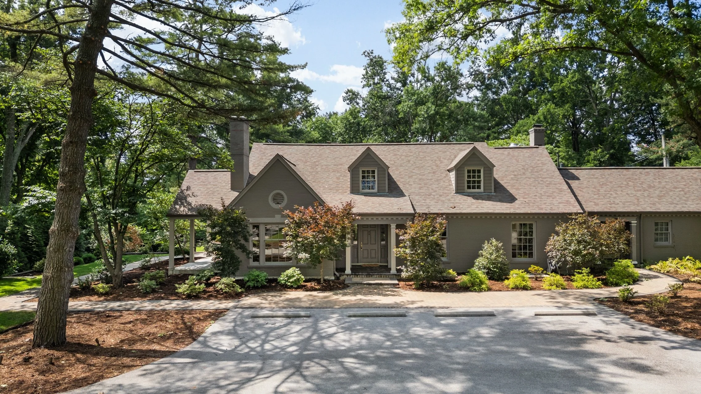 Taking luxury listings to new heights. 🚁

Aerial views of 10928 Clayton Rd. in Frontenac showcase the home&rsquo;s incredible setting, mature trees, and stunning curb appeal.

Need drone media for your next listing? Let&rsquo;s chat.

#gaproductions