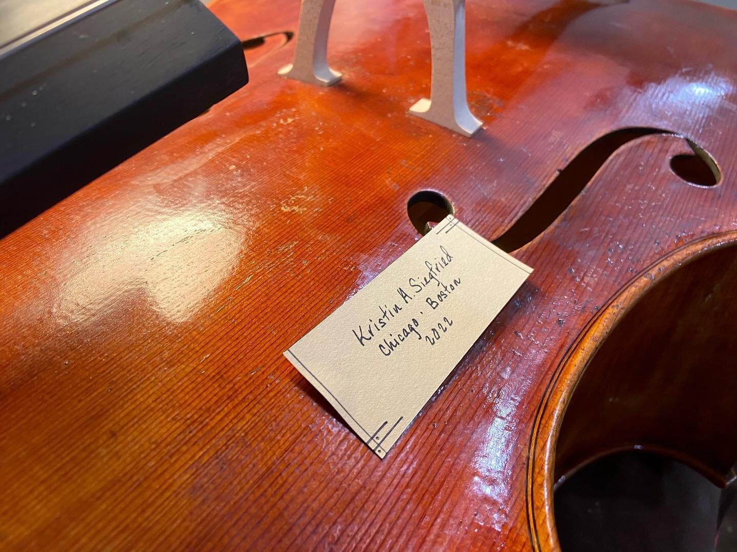 There were some big feelings putting this one in. There were a lot of big life changes while making this cello, but I am so excited to finally show it! Making its debut at the Celebrating Women Luthiers exhibit at @huthmakerfineviolins March 17-36
@b