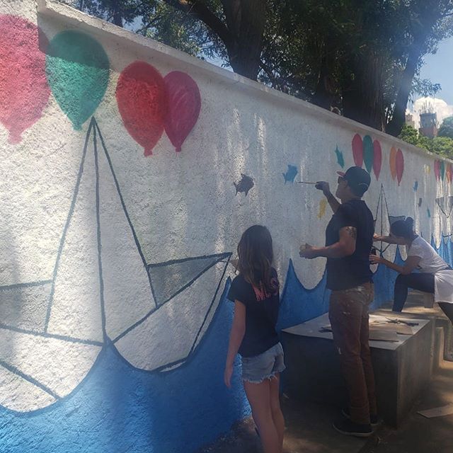 #tbt de hoje foi de um dia muito especial... no ultimo dia das crian&ccedil;as tivemos a honra de participar de uma iniciativa muito importante para ajudar a escola estadual Mario de Andrade .... cores e desenhos trouxeram uma nova realidade para ess