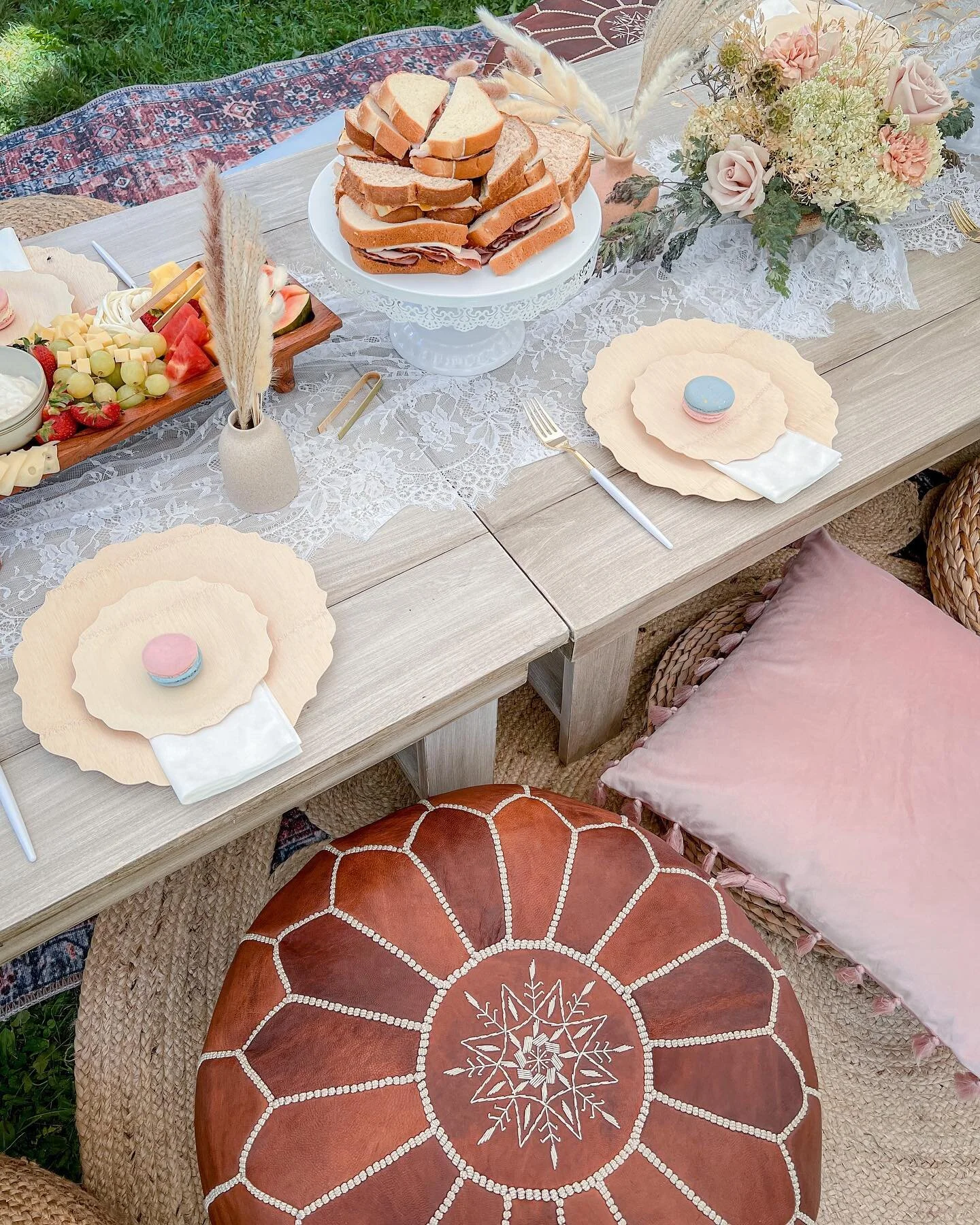 A boho picnic with macarons &amp; pretty charcuterie is a dream come true 🧀🥂🍇 

Picnic by @ashandarrowevents 
Grazing by @twistedradish