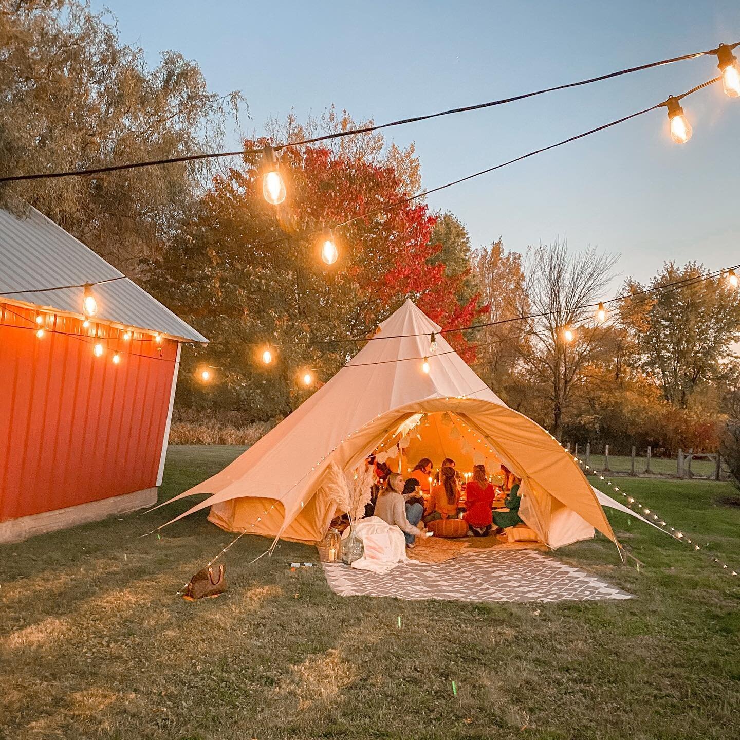 It&rsquo;s feeling like fall 🍂

Pictured: luxe boho dining package in our star tent + bistro lighting add-on