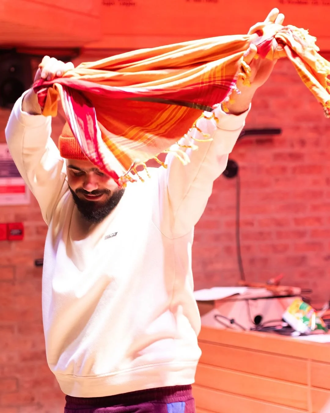 Songs of Solidarity is our new theatre project, creating an epic for our time, an origin story and uniting tale for the vast and growing global population of migrants.

An epic, written and performed by migrants, in dialogue with leading academics, a