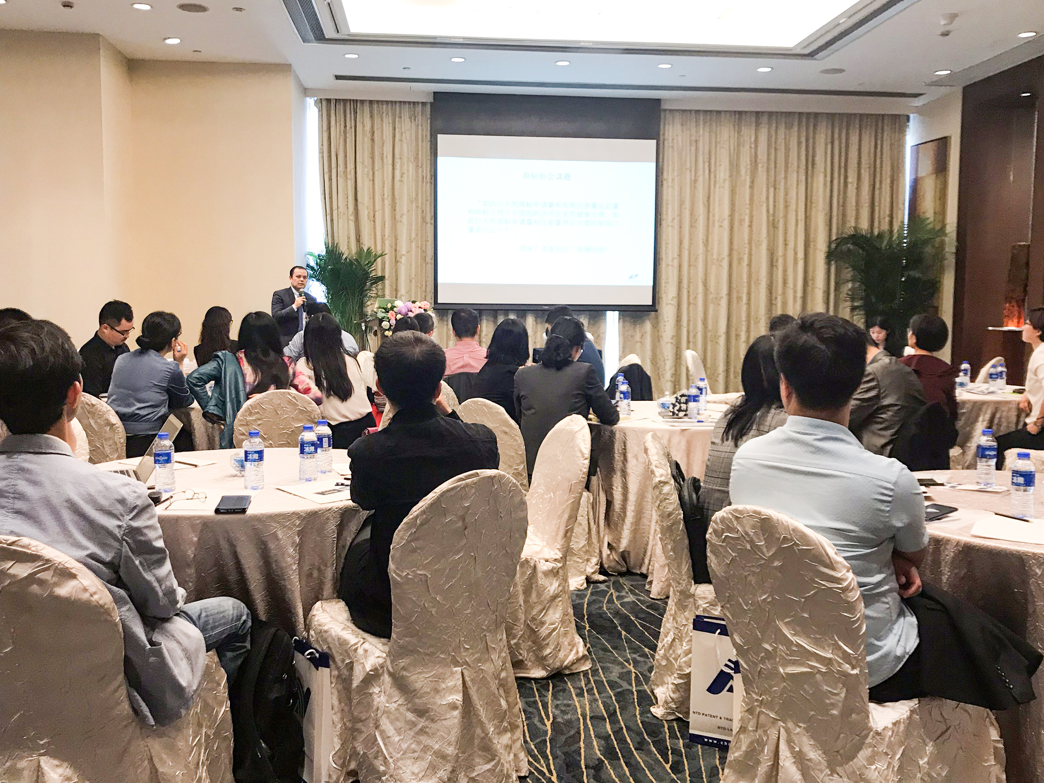 One way to judge how successful a conference was is to look around and see how many people are still left in the last afternoon session — these sessions were still full. And after the full day seminar, we still had a full house at dinner!