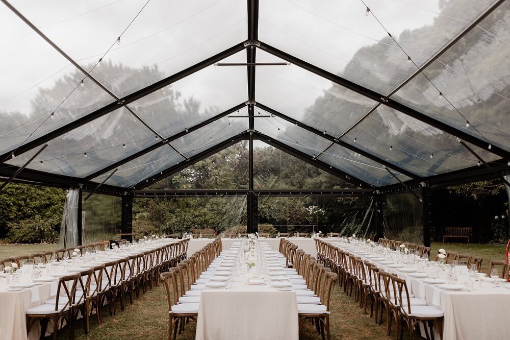 For Toni + Brendan at one of our all time faves @anamcaragardens ✨

Being our first season with our marquee, it&rsquo;s so, so special getting gorgeous imagery in my inbox and @hollowandco certainly didn&rsquo;t disappoint! What a beautiful day you c