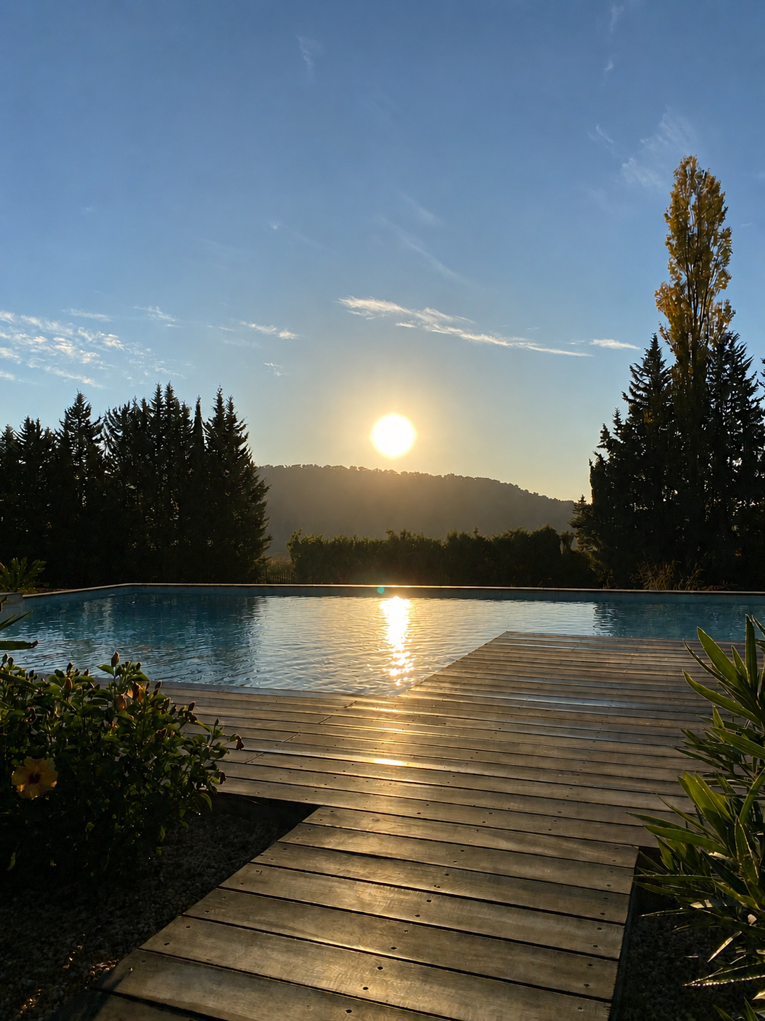 Profitez de notre immense piscine avec vue sur le vignoble du pic st Loup dans le cadre d'un weekend romantique en couple dans le Gard entre Sommières et Anduze