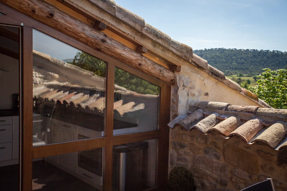 Gite de charme dans le Languedoc pour deux personnes, cette belle maison de vacances entre Sommières et Quissac offre une vue panoramique sur les vignes du pic saint loup.