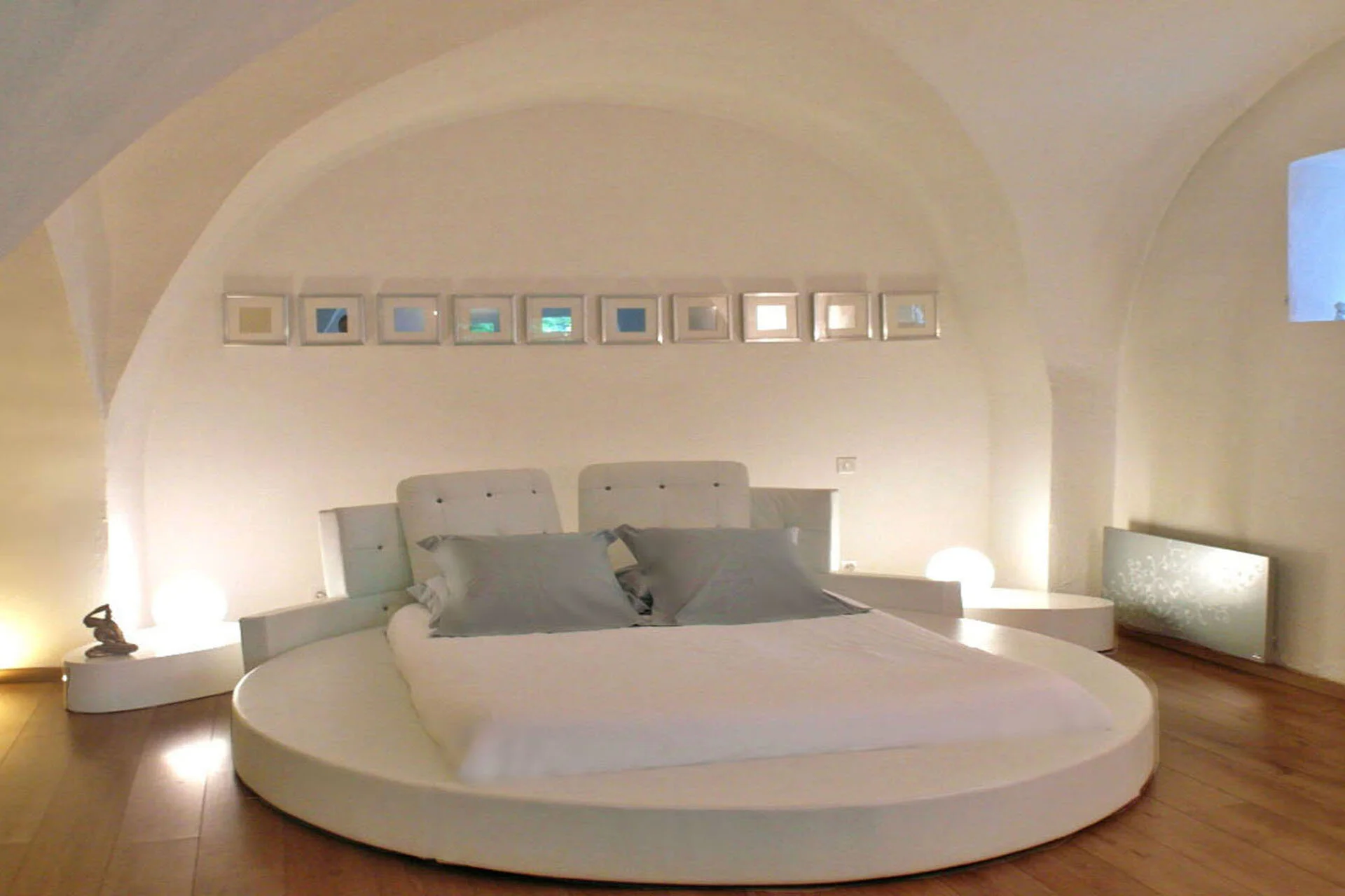 Une chambre d'hôtes insolite avec un lit rond dans le Gard entre Nîmes et Montpellier