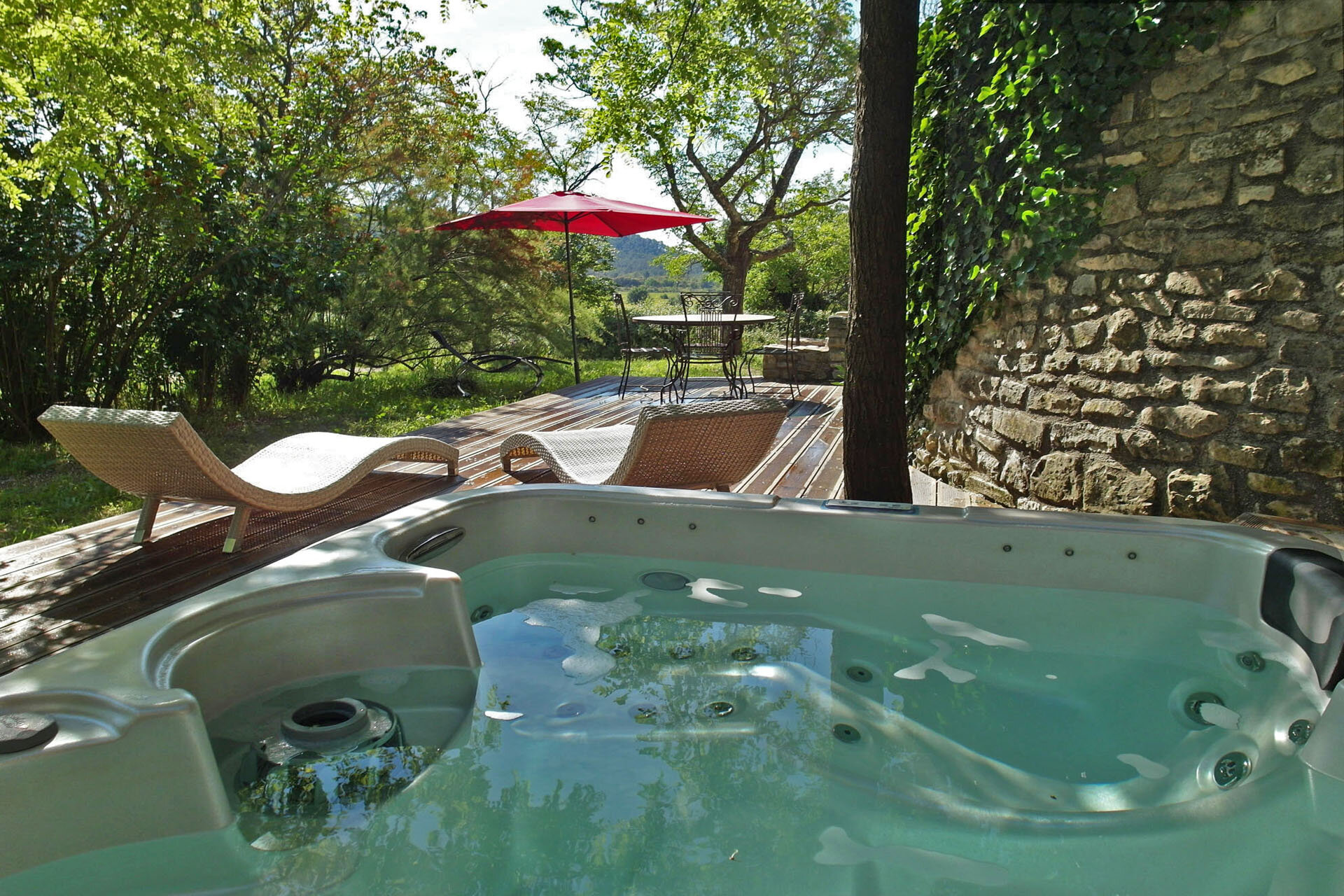 Une charmante maison de vacances dans la nature avec son jardin arboré et un spa privatif dans le Gard